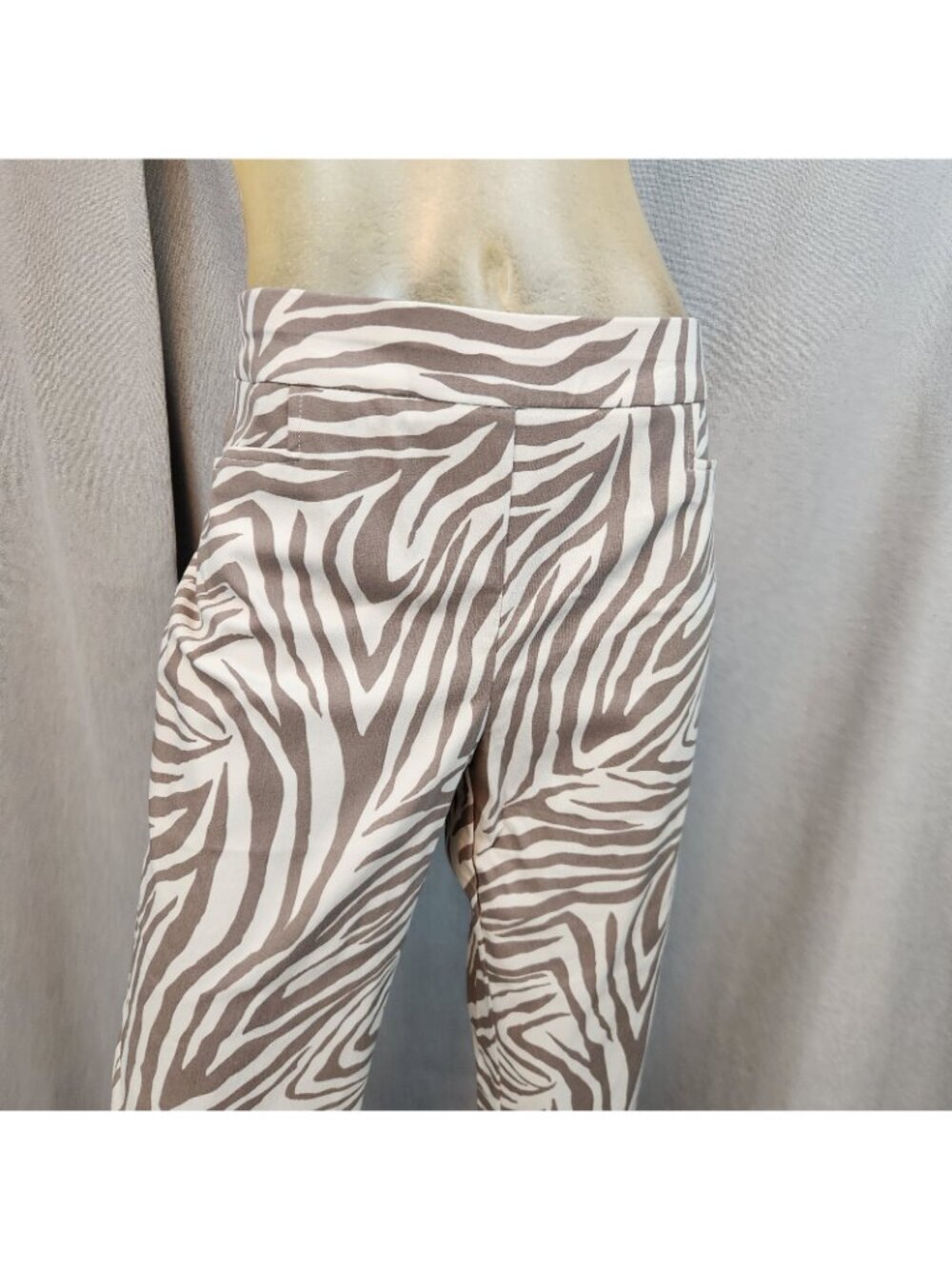 Chicos Brown Gray & Ivory Zebra Cropped Capri Pants Stretch Size 1 MEDIUM NEW - Picture 2 of 6